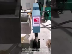 misurazione del diametro del tubo di gomma con misuratore di diametro laser