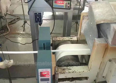 Professionista che misura diametro esterno, strumento di misura del diametro del laser